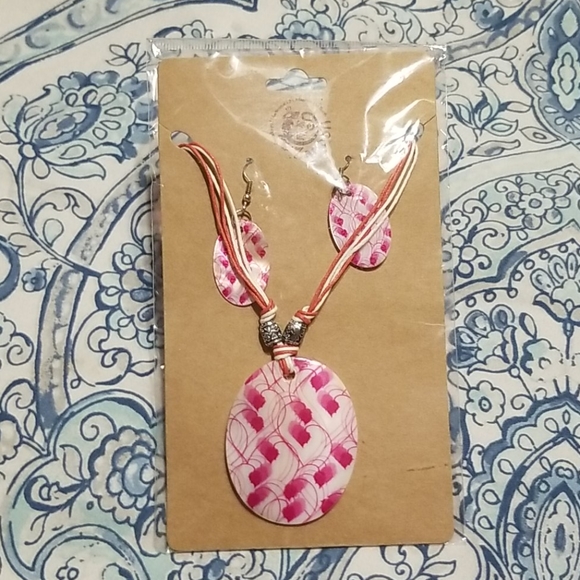 NWT Pink Shell Style Necklace and Earring Set - Picture 1 of 7